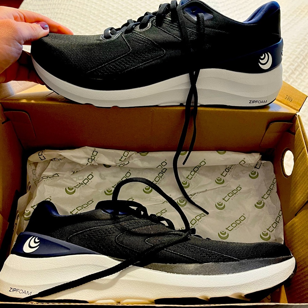 Women’s Topos phantom 2 running sneakers.  New, never worn.  Fits like 9.5/10